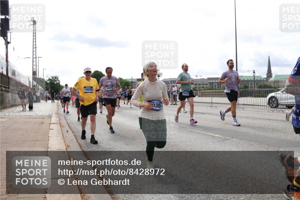 29.06.2025 - hella hamburg halbmarathon Lena Gebhardt http://msf.ph/oto/8428972 29.06.2025 10:19:40 Lombardsbrücke 10039, 4979, 035, 10540, 1145, 1154, 1332, 1534, 1708, 2017, 2311, 2357, 2405, 2441, 2589, 2795, 2812, 2895, 2918, 2993, 2995, 3446, 3678, 4108, 4110, 4170, 4539, 4562, 4570, 4722, 4979, 5035, 5080, 5123, 5178, 5251, 5429, 5449, 5849, 5878, 6444, 6542, 6796, 6797, 6872, 6874, 6939, 7137, 7143, 7248, 7249, 7836, 7917, 8146, 8427, 8537, 8575, 8761, 8778, 9252, 9856, 10039, 10124, 10129, 10349, 10540, 10594, 10622, 11036 meine-sportfotos.de