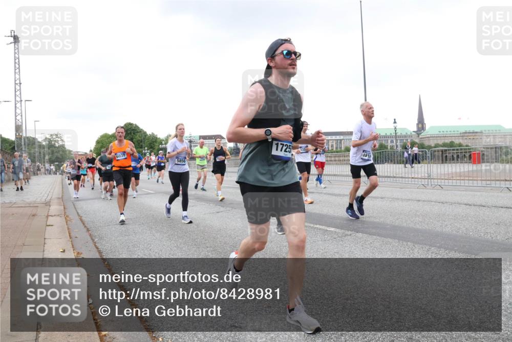 29.06.2025 - hella hamburg halbmarathon Lena Gebhardt http://msf.ph/oto/8428981 29.06.2025 10:53:59 Lombardsbrücke 6039, 5856, 1725, 133, 151, 1017, 1263, 1687, 1709, 1744, 1753, 1762, 1779, 1789, 1984, 2079, 2372, 2429, 2600, 2761, 2854, 3055, 3079, 3187, 3188, 3249, 3465, 3467, 3557, 4323, 4595, 4685, 4801, 4838, 5430, 5514, 5804, 5817, 5856, 5857, 5898, 5964, 6039, 6192, 6273, 6306, 6468, 6583, 6913, 6987, 6988, 6996, 7039, 7498, 7537, 7611, 7614, 7874, 7890, 7946, 8867, 8924, 9077, 9138, 9203, 9456, 9503, 9531, 9572, 9771, 9785, 10207, 11390, 11785 meine-sportfotos.de