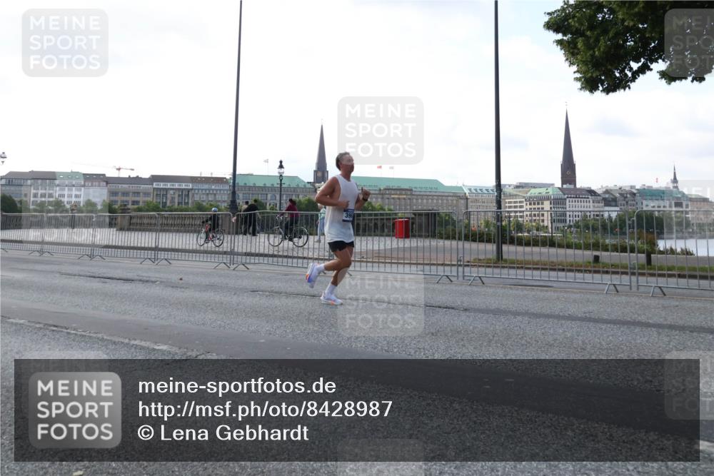 29.06.2025 - hella hamburg halbmarathon Lena Gebhardt http://msf.ph/oto/8428987 29.06.2025 09:44:27 Lombardsbrücke 1065, 1122, 1953, 2021, 2879, 3075, 3845, 3968, 4678, 5308, 5344, 7231, 7349, 7793, 8975, 9047, 9079, 10106, 10173, 10222, 10655, 10790, 11877, 12337, 12369, 13383, 13606, 13779, 14828, 15268, 15576, 15583, 15655, 15880, 16118, 17258, 17354, 18567, 18699, 19114 meine-sportfotos.de