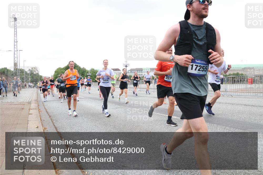 29.06.2025 - hella hamburg halbmarathon Lena Gebhardt http://msf.ph/oto/8429000 29.06.2025 10:53:59 Lombardsbrücke 7614, 6039, 5856, 207, 17255, 1519, 1017, 1263, 1687, 1709, 1744, 1753, 1762, 1779, 1789, 1984, 2079, 2372, 2429, 2600, 2761, 2854, 3055, 3079, 3187, 3188, 3249, 3465, 3467, 3557, 4323, 4595, 4685, 4801, 4838, 5430, 5514, 5804, 5817, 5856, 5857, 5898, 5964, 6039, 6192, 6273, 6306, 6468, 6583, 6913, 6987, 6988, 6996, 7039, 7498, 7537, 7611, 7614, 7874, 7890, 7946, 8867, 8924, 9077, 9138, 9203, 9456, 9503, 9531, 9572, 9771, 9785, 10207, 11390, 11785 meine-sportfotos.de