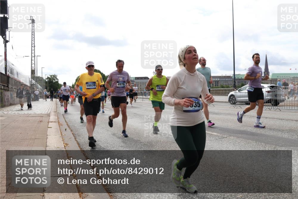 29.06.2025 - hella hamburg halbmarathon Lena Gebhardt http://msf.ph/oto/8429012 29.06.2025 10:19:41 Lombardsbrücke 10039, 4979, 184, 535, 342, 1145, 1154, 1332, 1534, 1708, 2017, 2311, 2357, 2405, 2441, 2589, 2795, 2812, 2895, 2918, 2993, 2995, 3446, 3678, 4108, 4110, 4170, 4539, 4562, 4570, 4722, 4979, 5035, 5080, 5123, 5178, 5251, 5449, 5849, 5878, 6444, 6542, 6796, 6797, 6872, 6874, 6939, 7137, 7143, 7248, 7249, 7836, 7917, 8146, 8427, 8537, 8575, 8761, 8778, 9252, 9856, 10039, 10124, 10129, 10349, 10540, 10594, 10622, 11036 meine-sportfotos.de