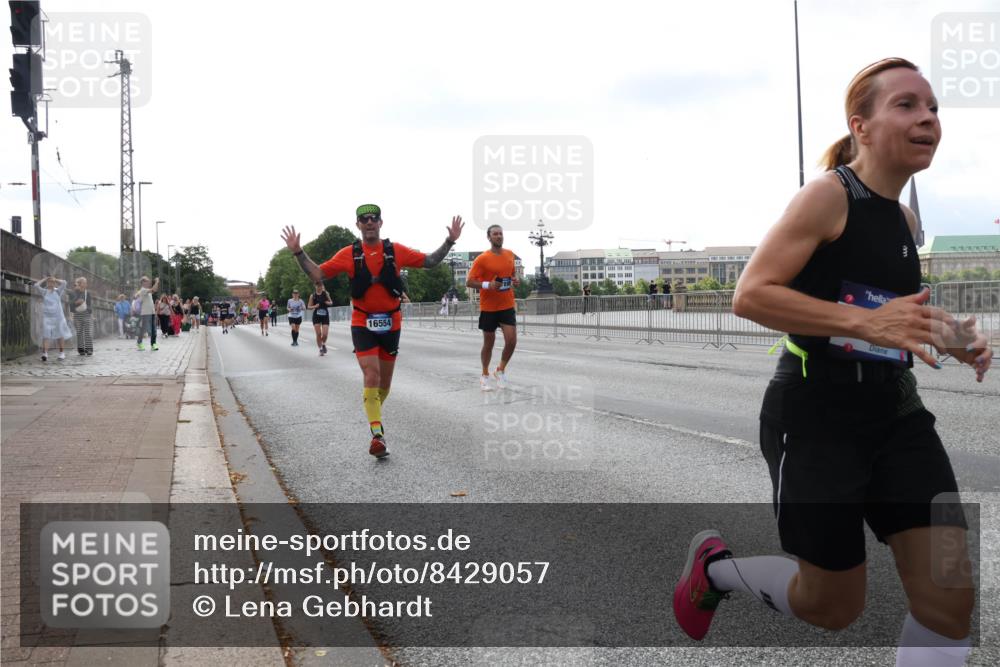 29.06.2025 - hella hamburg halbmarathon Lena Gebhardt http://msf.ph/oto/8429057 29.06.2025 10:07:01 Lombardsbrücke 16554, 1993, 4262, 5242, 5807, 5845, 5899, 5951, 6572, 6664, 6833, 7503, 8290, 8744, 8960, 10283, 10736, 10886, 11758, 12371, 12418, 12550, 13475, 14607, 15377, 16554, 16692, 16933, 17059, 17174, 17895, 18316, 18343, 18381, 18652, 18828 meine-sportfotos.de