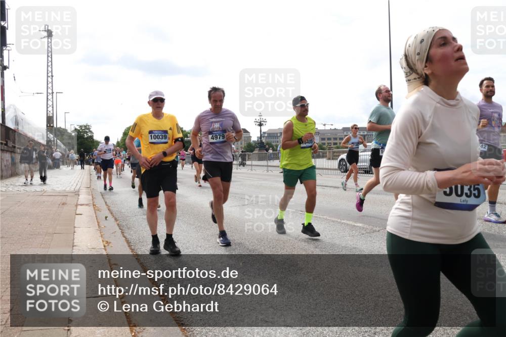 29.06.2025 - hella hamburg halbmarathon Lena Gebhardt http://msf.ph/oto/8429064 29.06.2025 10:19:41 Lombardsbrücke 10039, 4979, 0405, 42, 35, 1145, 1154, 1332, 1534, 1708, 2017, 2311, 2357, 2405, 2441, 2589, 2795, 2812, 2895, 2918, 2993, 2995, 3446, 3678, 4108, 4110, 4170, 4539, 4562, 4570, 4722, 4979, 5035, 5080, 5123, 5178, 5251, 5449, 5849, 5878, 6444, 6542, 6796, 6797, 6872, 6874, 6939, 7137, 7143, 7248, 7249, 7836, 7917, 8146, 8427, 8537, 8575, 8761, 8778, 9252, 9856, 10039, 10124, 10129, 10349, 10540, 10594, 10622, 11036 meine-sportfotos.de