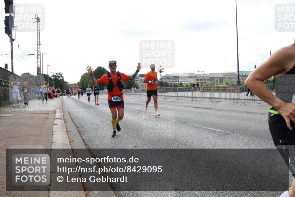 29.06.2025 - hella hamburg halbmarathon Lena Gebhardt http://msf.ph/oto/8429095 29.06.2025 10:07:01 Lombardsbrücke 16554, 1993, 4262, 5242, 5807, 5845, 5899, 5951, 6572, 6664, 6833, 7503, 8290, 8744, 8960, 10283, 10736, 10886, 11758, 12371, 12418, 12550, 13475, 14607, 15377, 16554, 16692, 16933, 17059, 17174, 17895, 18316, 18343, 18381, 18652, 18828 meine-sportfotos.de