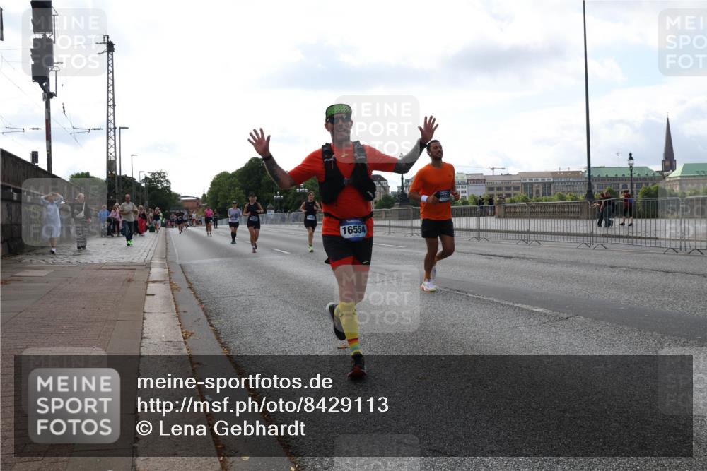 29.06.2025 - hella hamburg halbmarathon Lena Gebhardt http://msf.ph/oto/8429113 29.06.2025 10:07:02 Lombardsbrücke 16554, 1993, 4262, 5242, 5807, 5845, 5899, 5951, 6517, 6572, 6664, 6833, 7503, 8290, 8744, 8960, 10283, 10736, 10886, 11758, 12371, 12418, 12550, 13475, 14607, 15377, 16554, 16692, 16933, 17059, 17174, 17895, 18316, 18343, 18381, 18652, 18828 meine-sportfotos.de