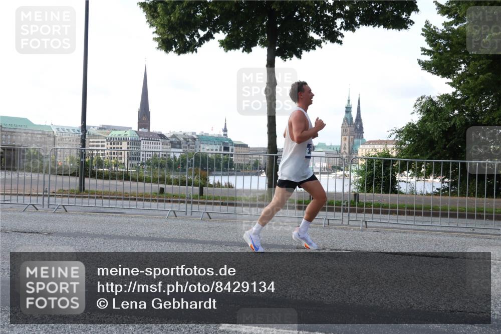29.06.2025 - hella hamburg halbmarathon Lena Gebhardt http://msf.ph/oto/8429134 29.06.2025 09:44:28 Lombardsbrücke 1065, 1122, 1953, 2021, 2879, 3075, 3845, 3968, 4678, 5308, 5344, 7231, 7349, 7793, 8975, 9047, 9079, 10106, 10173, 10222, 10655, 10790, 11877, 12337, 12369, 13383, 13606, 13779, 14828, 15268, 15576, 15583, 15655, 15880, 16118, 17258, 17354, 18567, 18699, 19114 meine-sportfotos.de