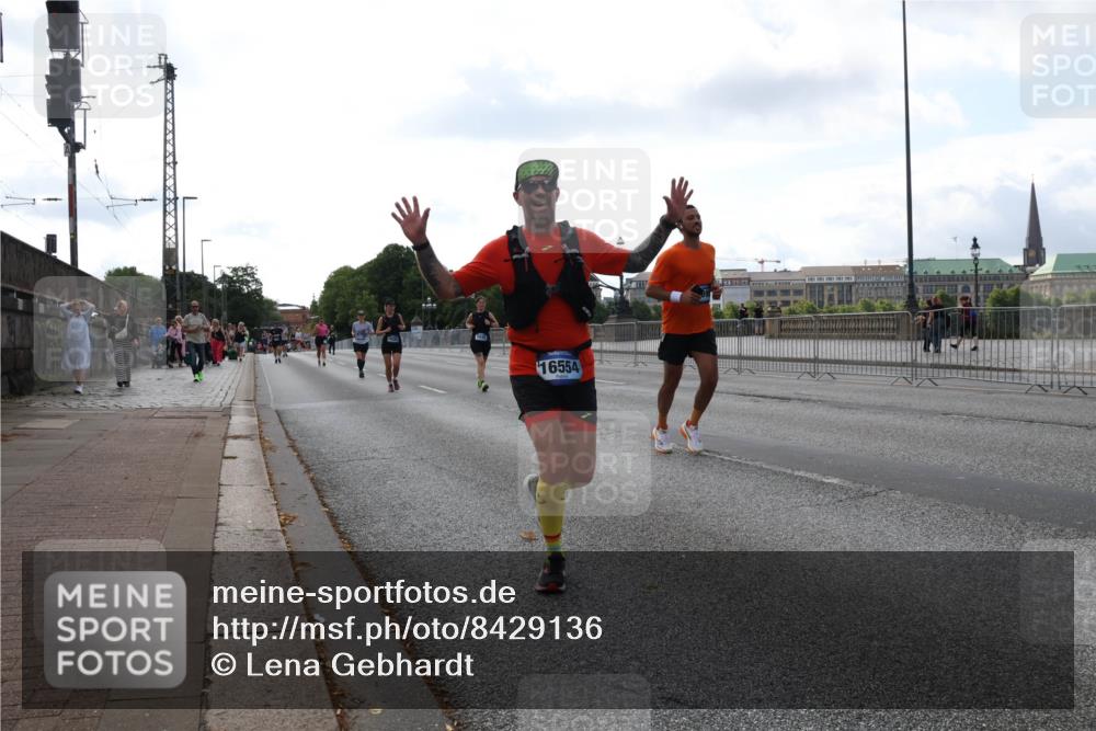 29.06.2025 - hella hamburg halbmarathon Lena Gebhardt http://msf.ph/oto/8429136 29.06.2025 10:07:02 Lombardsbrücke 16554, 1993, 4262, 5242, 5807, 5845, 5899, 5951, 6517, 6572, 6664, 6833, 7503, 8290, 8744, 8960, 10283, 10736, 10886, 11758, 12371, 12418, 12550, 13475, 14607, 15377, 16554, 16692, 16933, 17059, 17174, 17895, 18316, 18343, 18381, 18652, 18828 meine-sportfotos.de