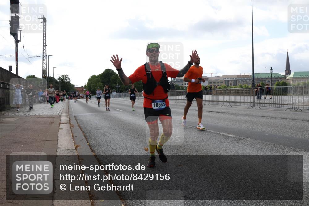 29.06.2025 - hella hamburg halbmarathon Lena Gebhardt http://msf.ph/oto/8429156 29.06.2025 10:07:02 Lombardsbrücke 5845, 16554, 1993, 4262, 5242, 5807, 5845, 5899, 5951, 6517, 6572, 6664, 6833, 7503, 8290, 8744, 8960, 10283, 10736, 10886, 11758, 12371, 12418, 12550, 13475, 14607, 15377, 16554, 16692, 16933, 17059, 17174, 17895, 18316, 18343, 18381, 18652, 18828 meine-sportfotos.de