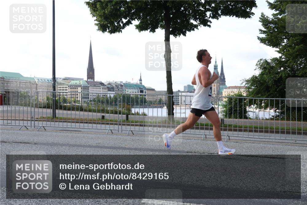 29.06.2025 - hella hamburg halbmarathon Lena Gebhardt http://msf.ph/oto/8429165 29.06.2025 09:44:29 Lombardsbrücke 1065, 1122, 1953, 2021, 2879, 3075, 3845, 3968, 4678, 5308, 5344, 7231, 7349, 7793, 8975, 9047, 9079, 10106, 10173, 10222, 10655, 10790, 11877, 12337, 12369, 13383, 13606, 13779, 14828, 15268, 15576, 15583, 15655, 15880, 16118, 17258, 17354, 18567, 18699, 19114 meine-sportfotos.de