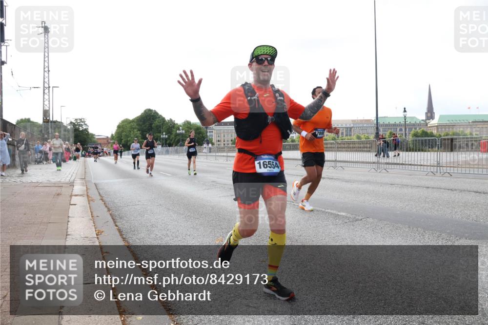 29.06.2025 - hella hamburg halbmarathon Lena Gebhardt http://msf.ph/oto/8429173 29.06.2025 10:07:02 Lombardsbrücke 16554, 17895, 1993, 4262, 5242, 5807, 5845, 5899, 5951, 6517, 6572, 6664, 6833, 7503, 8290, 8744, 8960, 10283, 10736, 10886, 11758, 12371, 12418, 12550, 13475, 14607, 15377, 16554, 16692, 16933, 17059, 17174, 17895, 18316, 18343, 18381, 18652, 18828 meine-sportfotos.de
