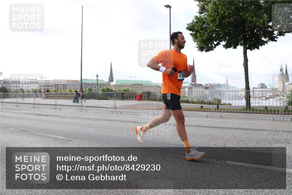 29.06.2025 - hella hamburg halbmarathon Lena Gebhardt http://msf.ph/oto/8429230 29.06.2025 10:07:03 Lombardsbrücke 1789, 1993, 4262, 5242, 5807, 5845, 5899, 5951, 6517, 6518, 6572, 6664, 6833, 7503, 8290, 8744, 8960, 9338, 10283, 10700, 10736, 10886, 11758, 12371, 12418, 12550, 13475, 14607, 15377, 16554, 16692, 16933, 17059, 17174, 17895, 18316, 18343, 18381, 18652, 18828 meine-sportfotos.de