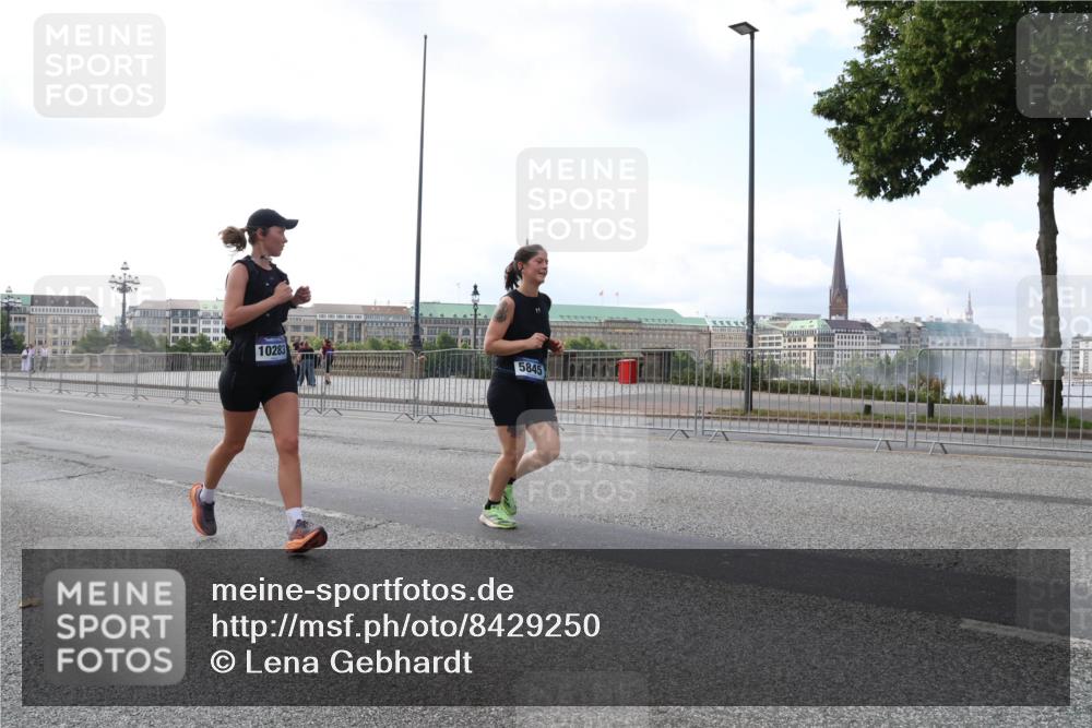 29.06.2025 - hella hamburg halbmarathon Lena Gebhardt http://msf.ph/oto/8429250 29.06.2025 10:07:07 Lombardsbrücke 10283, 5845, 1993, 4262, 5242, 5807, 5845, 5899, 6517, 6518, 6572, 6707, 6713, 6715, 6833, 7503, 8290, 8744, 8960, 9338, 10283, 10700, 11758, 12418, 12550, 16554, 16692, 16933, 17174, 17895, 18218, 18316, 18343, 18381, 18828 meine-sportfotos.de