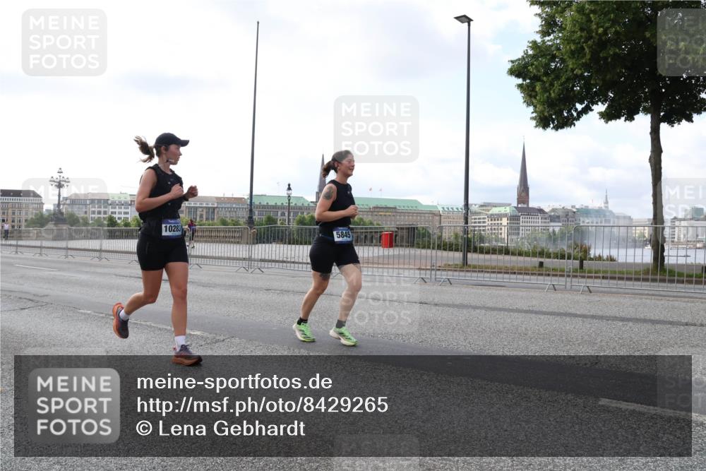 29.06.2025 - hella hamburg halbmarathon Lena Gebhardt http://msf.ph/oto/8429265 29.06.2025 10:07:07 Lombardsbrücke 10283, 5845, 1993, 4262, 5242, 5807, 5845, 5899, 6517, 6518, 6572, 6707, 6713, 6715, 6833, 7503, 8290, 8744, 8960, 9338, 10283, 10700, 11758, 12418, 12550, 16554, 16692, 16933, 17174, 17895, 18218, 18316, 18343, 18381, 18828 meine-sportfotos.de