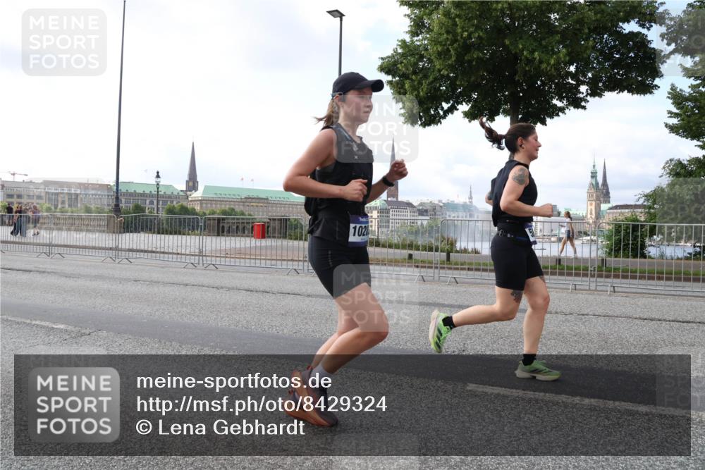 29.06.2025 - hella hamburg halbmarathon Lena Gebhardt http://msf.ph/oto/8429324 29.06.2025 10:07:07 Lombardsbrücke 1028, 1993, 4262, 5242, 5807, 5845, 5899, 6517, 6518, 6572, 6707, 6713, 6715, 6833, 7503, 8290, 8744, 8960, 9338, 10283, 10700, 11758, 12418, 12550, 16554, 16692, 16933, 17174, 17895, 18218, 18316, 18343, 18381, 18828 meine-sportfotos.de
