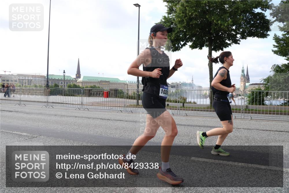 29.06.2025 - hella hamburg halbmarathon Lena Gebhardt http://msf.ph/oto/8429338 29.06.2025 10:07:08 Lombardsbrücke 1028, 1993, 4262, 5242, 5845, 5899, 6517, 6518, 6572, 6707, 6713, 6715, 6833, 7503, 8290, 8744, 8960, 9338, 10283, 10700, 11758, 12418, 12550, 16554, 16692, 17062, 17174, 17895, 18218, 18316, 18343, 18381, 18828 meine-sportfotos.de