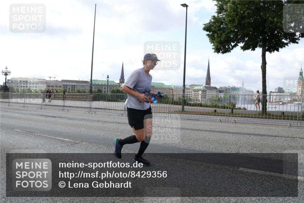 29.06.2025 - hella hamburg halbmarathon Lena Gebhardt http://msf.ph/oto/8429356 29.06.2025 10:07:09 Lombardsbrücke 1993, 2032, 4262, 4550, 5242, 5845, 5899, 6517, 6518, 6572, 6707, 6713, 6715, 6833, 7503, 8290, 8744, 8960, 9338, 10283, 10700, 11758, 12418, 12550, 15051, 16554, 16692, 17062, 17174, 17895, 18218, 18316, 18343, 18381, 18828 meine-sportfotos.de