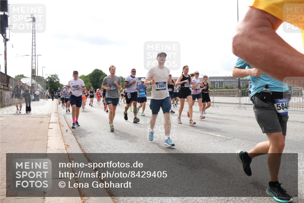 29.06.2025 - hella hamburg halbmarathon Lena Gebhardt http://msf.ph/oto/8429405 29.06.2025 10:19:44 Lombardsbrücke 1869, 5123, 13821, 18417, 4170, 17714, 5849, 1110, 1115, 1145, 1154, 1332, 1534, 1708, 2017, 2357, 2405, 2441, 2589, 2795, 2812, 2895, 2918, 2993, 2995, 3446, 3678, 4108, 4110, 4170, 4539, 4562, 4570, 4722, 4979, 5035, 5123, 5178, 5251, 5397, 5449, 5849, 5878, 6444, 6542, 6796, 6797, 6872, 6874, 6939, 7137, 7143, 7248, 7249, 7808, 7836, 7917, 8146, 8427, 8537, 8575, 9252, 9856, 10039, 10124, 10129, 10349, 10540, 10594, 10622, 11036 meine-sportfotos.de