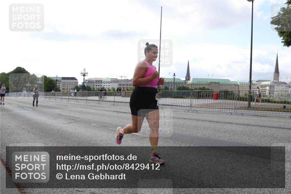 29.06.2025 - hella hamburg halbmarathon Lena Gebhardt http://msf.ph/oto/8429412 29.06.2025 10:07:12 Lombardsbrücke 1993, 2032, 4262, 4550, 5242, 5845, 5899, 6196, 6517, 6518, 6572, 6707, 6713, 6715, 6833, 7503, 8744, 8960, 9338, 9967, 10283, 10700, 11758, 12418, 12550, 15051, 15673, 16554, 16692, 17062, 17174, 17895, 18218, 18316, 18343 meine-sportfotos.de