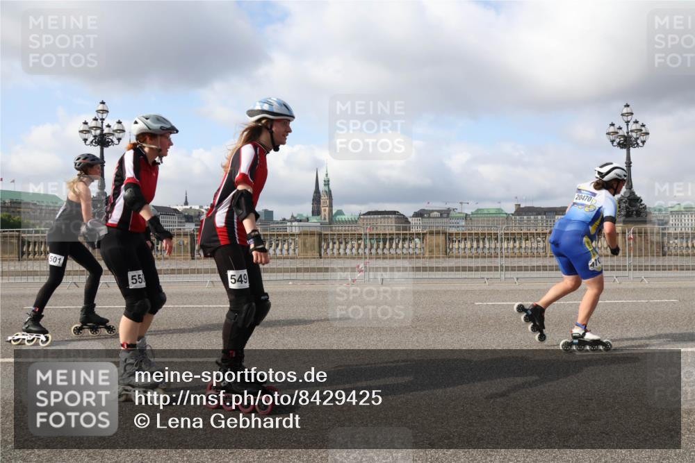 29.06.2025 - hella hamburg halbmarathon Lena Gebhardt http://msf.ph/oto/8429425 29.06.2025 08:59:43 Lombardsbrücke 555, 501, 550, 549, 20470, 470 meine-sportfotos.de