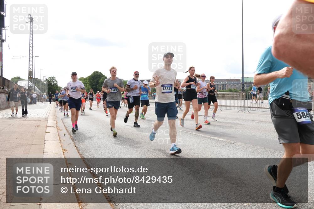 29.06.2025 - hella hamburg halbmarathon Lena Gebhardt http://msf.ph/oto/8429435 29.06.2025 10:19:44 Lombardsbrücke 186, 5123, 4170, 13821, 18417, 584, 1110, 1115, 1145, 1154, 1332, 1534, 1708, 2017, 2357, 2405, 2441, 2589, 2795, 2812, 2895, 2918, 2993, 2995, 3446, 3678, 4108, 4110, 4170, 4539, 4562, 4570, 4722, 4979, 5035, 5123, 5178, 5251, 5397, 5449, 5849, 5878, 6444, 6542, 6796, 6797, 6872, 6874, 6939, 7137, 7143, 7248, 7249, 7808, 7836, 7917, 8146, 8427, 8537, 8575, 9252, 9856, 10039, 10124, 10129, 10349, 10540, 10594, 10622, 11036 meine-sportfotos.de