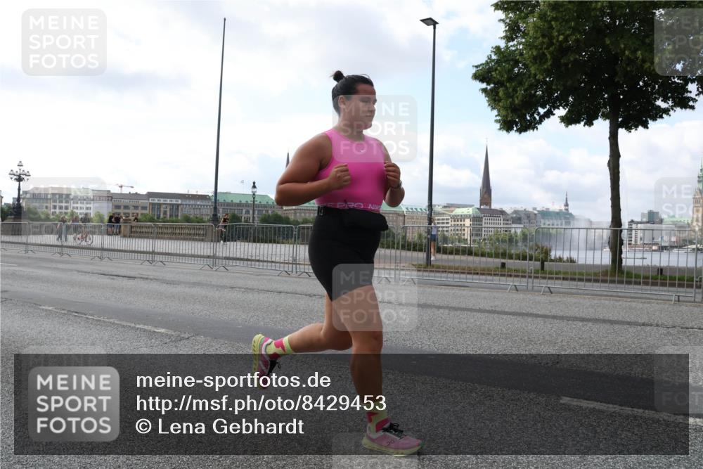 29.06.2025 - hella hamburg halbmarathon Lena Gebhardt http://msf.ph/oto/8429453 29.06.2025 10:07:13 Lombardsbrücke 1893, 1993, 2032, 4262, 4550, 5242, 5845, 5899, 6196, 6517, 6518, 6572, 6707, 6713, 6715, 6833, 7503, 8744, 8960, 9338, 9967, 10283, 10700, 11758, 12418, 12550, 15051, 15673, 16554, 17062, 17174, 17895, 18218, 18316, 18343 meine-sportfotos.de