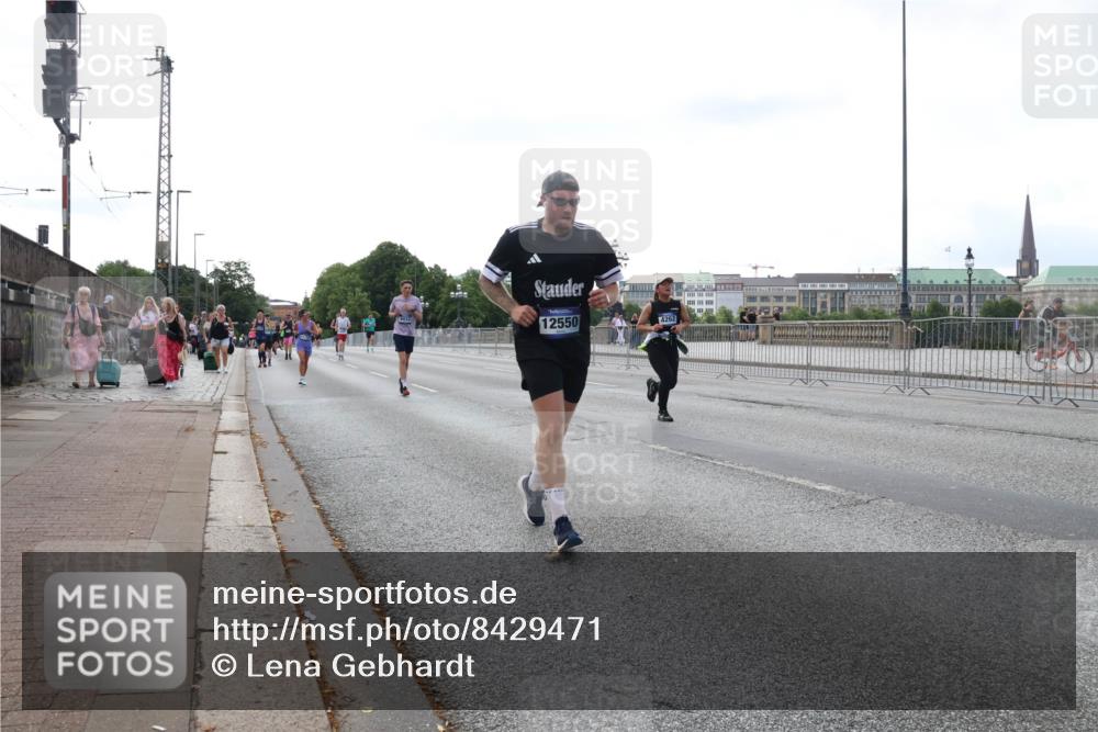 29.06.2025 - hella hamburg halbmarathon Lena Gebhardt http://msf.ph/oto/8429471 29.06.2025 10:07:16 Lombardsbrücke 12550, 1893, 1993, 2032, 4262, 4550, 5242, 5845, 5899, 6196, 6517, 6518, 6572, 6707, 6713, 6715, 6833, 7503, 8744, 8960, 9338, 9967, 10283, 10700, 11758, 12418, 12550, 15051, 15673, 16554, 17062, 17174, 17895, 18218, 18316, 18343 meine-sportfotos.de