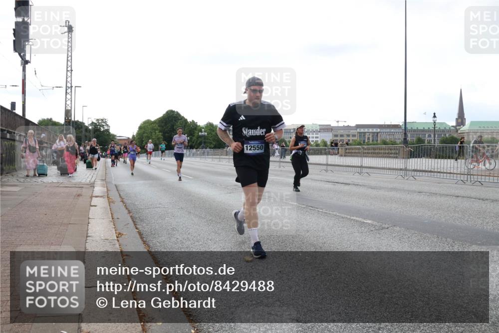 29.06.2025 - hella hamburg halbmarathon Lena Gebhardt http://msf.ph/oto/8429488 29.06.2025 10:07:16 Lombardsbrücke 12550, 1893, 1993, 2032, 4262, 4550, 5242, 5845, 5899, 6196, 6517, 6518, 6572, 6707, 6713, 6715, 6833, 7503, 8744, 8960, 9338, 9967, 10283, 10700, 11758, 12418, 12550, 15051, 15673, 16554, 17062, 17174, 17895, 18218, 18316, 18343 meine-sportfotos.de