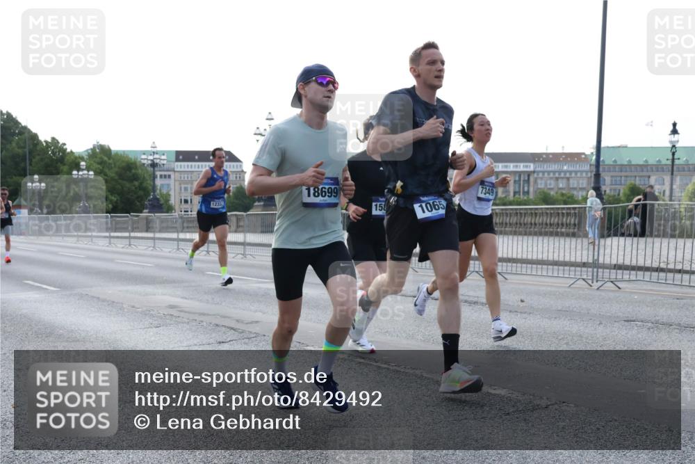 29.06.2025 - hella hamburg halbmarathon Lena Gebhardt http://msf.ph/oto/8429492 29.06.2025 09:44:31 Lombardsbrücke 1233, 102, 18699, 15, 1065, 7349, 1065, 1122, 1953, 2021, 2879, 3075, 3845, 3968, 4678, 5308, 5344, 7231, 7349, 7793, 8975, 9047, 9079, 10106, 10173, 10222, 10655, 10790, 11877, 12337, 12369, 13606, 13779, 14828, 15268, 15576, 15583, 15655, 15880, 16118, 17258, 17354, 18567, 18699, 19114 meine-sportfotos.de