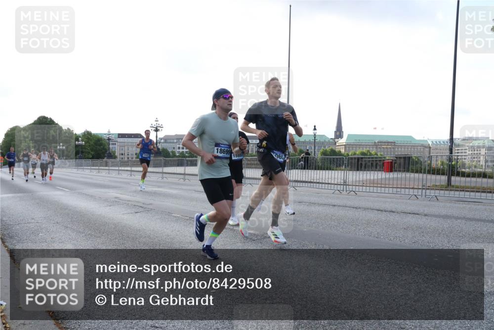 29.06.2025 - hella hamburg halbmarathon Lena Gebhardt http://msf.ph/oto/8429508 29.06.2025 09:44:32 Lombardsbrücke 18699, 12337, 2025, 15880, 065, 1065, 1122, 2021, 2879, 3075, 3845, 3968, 4678, 5308, 5344, 7231, 7349, 7793, 8473, 8975, 9047, 9079, 10106, 10173, 10222, 10655, 10790, 11877, 12337, 12369, 13606, 13779, 14828, 15268, 15576, 15583, 15655, 15880, 16118, 16736, 17258, 17354, 18567, 18699, 19114 meine-sportfotos.de