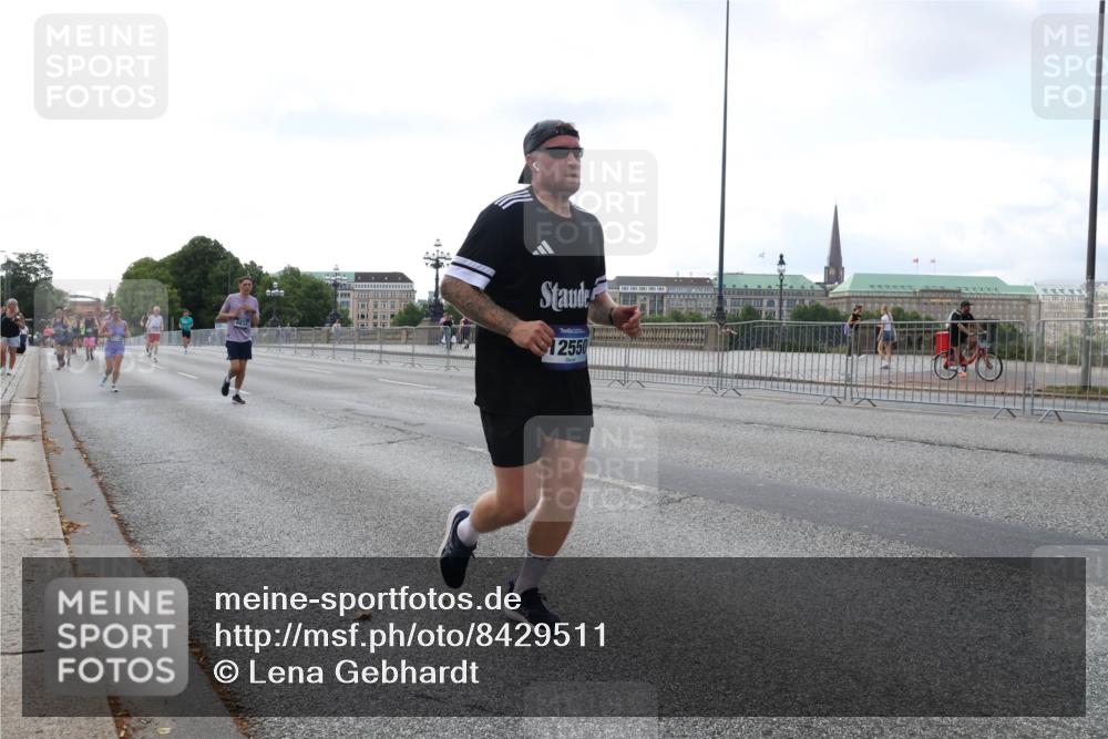 29.06.2025 - hella hamburg halbmarathon Lena Gebhardt http://msf.ph/oto/8429511 29.06.2025 10:07:16 Lombardsbrücke 2550, 1893, 1993, 2032, 4262, 4550, 5242, 5845, 5899, 6196, 6517, 6518, 6572, 6707, 6713, 6715, 6833, 7503, 8744, 8960, 9338, 9967, 10283, 10700, 11758, 12418, 12550, 15051, 15673, 16554, 17062, 17174, 17895, 18218, 18316, 18343 meine-sportfotos.de