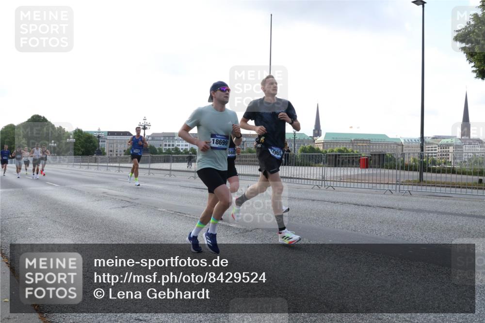 29.06.2025 - hella hamburg halbmarathon Lena Gebhardt http://msf.ph/oto/8429524 29.06.2025 09:44:32 Lombardsbrücke 12337, 2025, 18699, 5880, 1065, 1065, 1122, 2021, 2879, 3075, 3845, 3968, 4678, 5308, 5344, 7231, 7349, 7793, 8473, 8975, 9047, 9079, 10106, 10173, 10222, 10655, 10790, 11877, 12337, 12369, 13606, 13779, 14828, 15268, 15576, 15583, 15655, 15880, 16118, 16736, 17258, 17354, 18567, 18699, 19114 meine-sportfotos.de