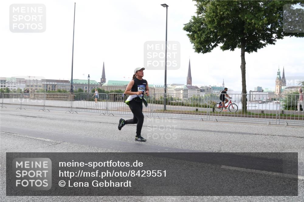 29.06.2025 - hella hamburg halbmarathon Lena Gebhardt http://msf.ph/oto/8429551 29.06.2025 10:07:18 Lombardsbrücke 4262, 1893, 1993, 2032, 3922, 4262, 4550, 5242, 5845, 5899, 6196, 6517, 6518, 6572, 6707, 6713, 6715, 6833, 7019, 7503, 8744, 8960, 9338, 9967, 10283, 10700, 11758, 12418, 12550, 15051, 15673, 16554, 17062, 17174, 17895, 18218, 18316, 18343 meine-sportfotos.de