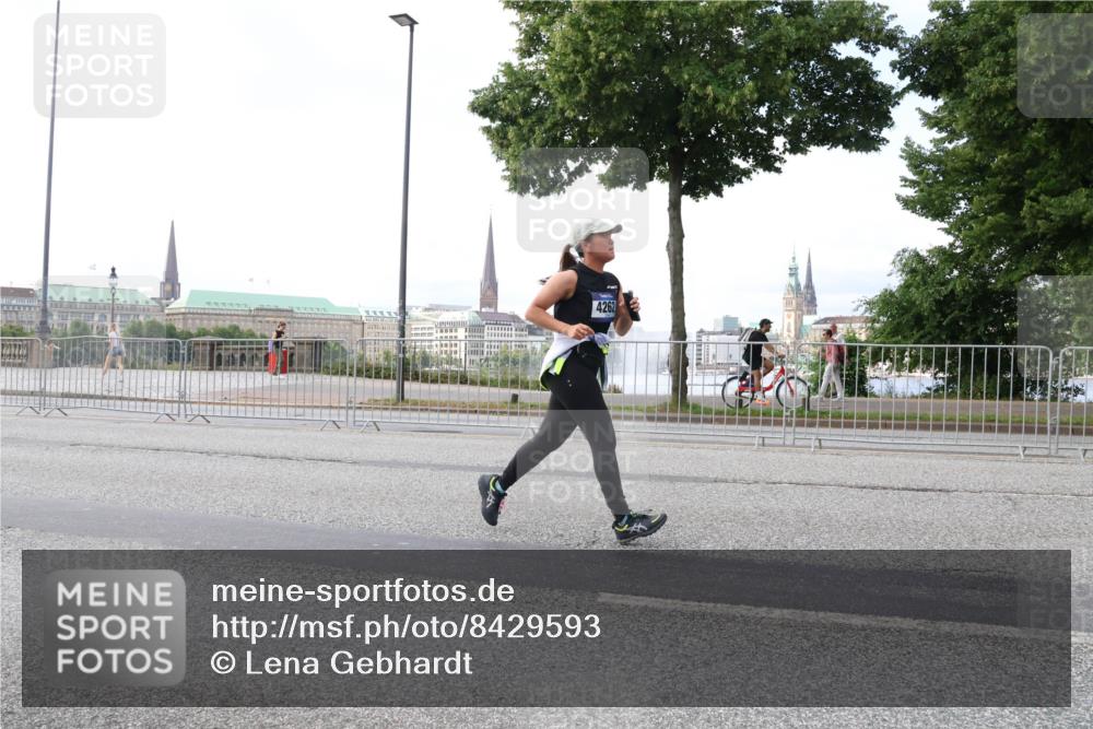 29.06.2025 - hella hamburg halbmarathon Lena Gebhardt http://msf.ph/oto/8429593 29.06.2025 10:07:18 Lombardsbrücke 4262, 1893, 1993, 2032, 3922, 4262, 4550, 5242, 5845, 5899, 6196, 6517, 6518, 6572, 6707, 6713, 6715, 6833, 7019, 7503, 8744, 8960, 9338, 9967, 10283, 10700, 11758, 12418, 12550, 15051, 15673, 16554, 17062, 17174, 17895, 18218, 18316, 18343 meine-sportfotos.de