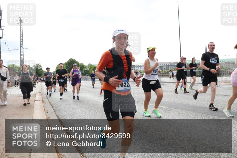 29.06.2025 - hella hamburg halbmarathon Lena Gebhardt http://msf.ph/oto/8429599 29.06.2025 10:43:56 Lombardsbrücke 6334, 597, 022, 6911, 75, 9704, 1023, 1026, 1095, 1306, 1310, 1400, 1459, 1802, 1804, 2073, 2186, 2692, 2733, 3065, 3288, 3390, 3596, 3597, 4627, 4636, 4866, 4898, 5001, 5127, 5192, 5201, 5214, 5293, 5370, 5730, 5731, 5890, 5902, 5905, 6036, 6096, 6226, 6334, 6895, 6931, 6971, 6973, 7197, 7205, 7206, 7326, 7489, 7504, 7610, 7818, 8000, 8058, 8233, 8504, 8591, 8763, 8870, 8957, 9073, 9704, 9831, 9879, 10083, 10097, 10200, 10202, 11955 meine-sportfotos.de