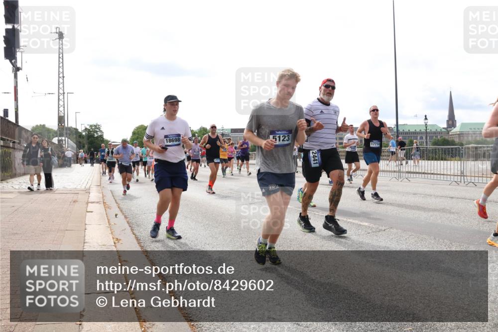 29.06.2025 - hella hamburg halbmarathon Lena Gebhardt http://msf.ph/oto/8429602 29.06.2025 10:19:45 Lombardsbrücke 5123, 2441, 1110, 1115, 1145, 1154, 1332, 1534, 1708, 2017, 2357, 2405, 2441, 2589, 2795, 2812, 2895, 2918, 2993, 2995, 3446, 3678, 4108, 4110, 4170, 4539, 4562, 4570, 4722, 4979, 5035, 5123, 5251, 5397, 5449, 5849, 5878, 6444, 6542, 6796, 6797, 6872, 6874, 6939, 7137, 7143, 7248, 7249, 7519, 7808, 7836, 7917, 8146, 8427, 8537, 8575, 9856, 10039, 10124, 10129, 10349, 10540, 10594, 10622, 11028, 11036 meine-sportfotos.de