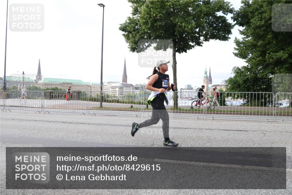 29.06.2025 - hella hamburg halbmarathon Lena Gebhardt http://msf.ph/oto/8429615 29.06.2025 10:07:18 Lombardsbrücke 426, 1893, 1993, 2032, 3922, 4262, 4550, 5242, 5845, 5899, 6196, 6517, 6518, 6572, 6707, 6713, 6715, 6833, 7019, 7503, 8744, 8960, 9338, 9967, 10283, 10700, 11758, 12418, 12550, 15051, 15673, 16554, 17062, 17174, 17895, 18218, 18316, 18343 meine-sportfotos.de