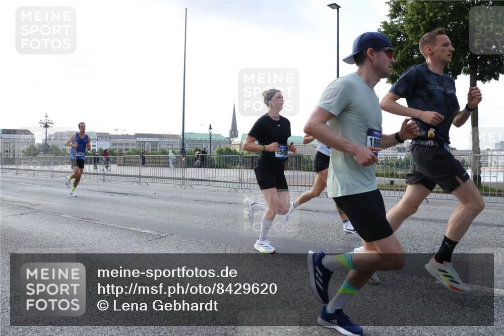 29.06.2025 - hella hamburg halbmarathon Lena Gebhardt http://msf.ph/oto/8429620 29.06.2025 09:44:32 Lombardsbrücke 12337, 15880, 1860, 2025, 1065, 1122, 2021, 2879, 3075, 3845, 3968, 4678, 5308, 5344, 7231, 7349, 7793, 8473, 8975, 9047, 9079, 10106, 10173, 10222, 10655, 10790, 11877, 12337, 12369, 13606, 13779, 14828, 15268, 15576, 15583, 15655, 15880, 16118, 16736, 17258, 17354, 18567, 18699, 19114 meine-sportfotos.de