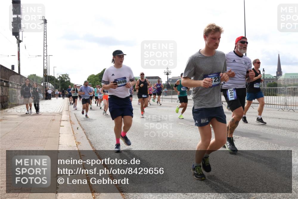 29.06.2025 - hella hamburg halbmarathon Lena Gebhardt http://msf.ph/oto/8429656 29.06.2025 10:19:45 Lombardsbrücke 6444, 3678, 8698, 1761, 7836, 23, 2441, 17714, 1110, 1115, 1145, 1154, 1332, 1534, 1708, 2017, 2357, 2405, 2441, 2589, 2795, 2812, 2895, 2918, 2993, 2995, 3446, 3678, 4108, 4110, 4170, 4539, 4562, 4570, 4722, 4979, 5035, 5123, 5251, 5397, 5449, 5849, 5878, 6444, 6542, 6796, 6797, 6872, 6874, 6939, 7137, 7143, 7248, 7249, 7519, 7808, 7836, 7917, 8146, 8427, 8537, 8575, 9856, 10039, 10124, 10129, 10349, 10540, 10594, 10622, 11028, 11036 meine-sportfotos.de