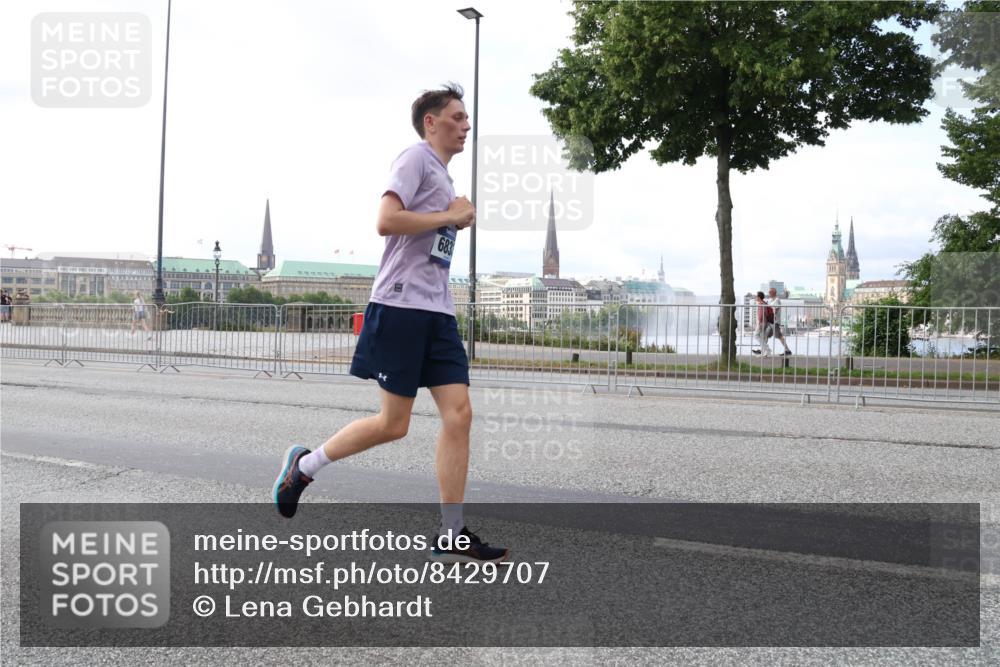 29.06.2025 - hella hamburg halbmarathon Lena Gebhardt http://msf.ph/oto/8429707 29.06.2025 10:07:21 Lombardsbrücke 683, 1893, 2032, 2136, 3922, 4262, 4502, 4550, 5242, 5845, 5899, 6196, 6517, 6518, 6707, 6713, 6715, 6833, 7019, 7503, 8744, 9338, 9967, 10283, 10700, 11758, 12418, 12550, 15051, 15673, 16554, 17062, 17895, 18218, 18316, 18721 meine-sportfotos.de