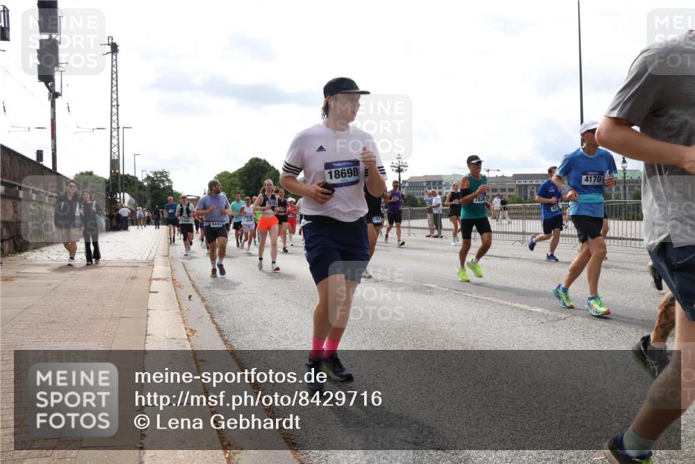 29.06.2025 - hella hamburg halbmarathon Lena Gebhardt http://msf.ph/oto/8429716 29.06.2025 10:19:46 Lombardsbrücke 6444, 18698, 1761, 4170, 1110, 1115, 1145, 1154, 1332, 1534, 1708, 2017, 2064, 2357, 2405, 2441, 2589, 2795, 2812, 2895, 2918, 2993, 2995, 3278, 3446, 3678, 4108, 4110, 4170, 4539, 4562, 4570, 4722, 4979, 5035, 5123, 5251, 5397, 5449, 5849, 5878, 6444, 6796, 6797, 6872, 6874, 6939, 7137, 7143, 7248, 7249, 7519, 7808, 7836, 7917, 8146, 8387, 8427, 8537, 8575, 9856, 10039, 10349, 10540, 10594, 10622, 11028, 11036 meine-sportfotos.de