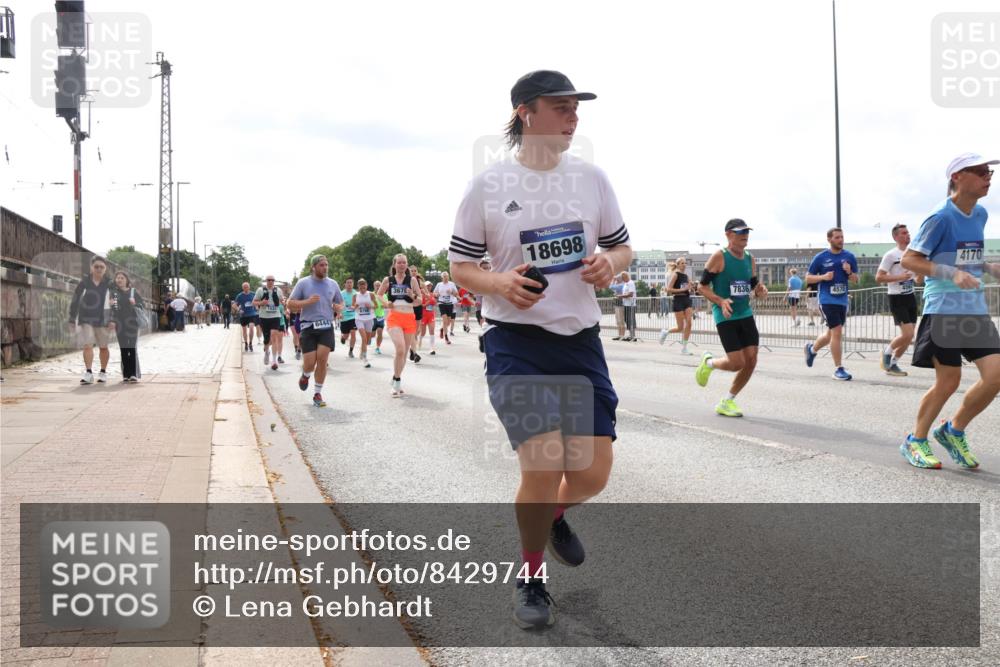 29.06.2025 - hella hamburg halbmarathon Lena Gebhardt http://msf.ph/oto/8429744 29.06.2025 10:19:46 Lombardsbrücke 6444, 367, 18698, 7836, 4570, 4170, 1110, 1115, 1145, 1154, 1332, 1534, 1708, 2017, 2064, 2357, 2405, 2441, 2589, 2795, 2812, 2895, 2918, 2993, 2995, 3278, 3446, 3678, 4108, 4110, 4170, 4539, 4562, 4570, 4722, 4979, 5035, 5123, 5251, 5397, 5449, 5849, 5878, 6444, 6796, 6797, 6872, 6874, 6939, 7137, 7143, 7248, 7249, 7519, 7808, 7836, 7917, 8146, 8387, 8427, 8537, 8575, 9856, 10039, 10349, 10540, 10594, 10622, 11028, 11036 meine-sportfotos.de