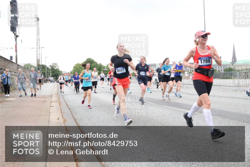 29.06.2025 - hella hamburg halbmarathon Lena Gebhardt http://msf.ph/oto/8429753 29.06.2025 10:54:05 Lombardsbrücke 3557, 9503, 18348, 9019, 1789, 1017, 1263, 1687, 1744, 1753, 1762, 1779, 1789, 1822, 2079, 2372, 2600, 2761, 2854, 3055, 3079, 3187, 3188, 3249, 3364, 3465, 3467, 3557, 4323, 4685, 4720, 4801, 4838, 5157, 5309, 5430, 5514, 5804, 5817, 5856, 5898, 5964, 6039, 6192, 6273, 6468, 6583, 6913, 6987, 6988, 6996, 7039, 7498, 7614, 7670, 7874, 7890, 7946, 8801, 8803, 8867, 8924, 9138, 9203, 9503, 9531, 9572, 9771, 10207, 11354, 11390, 11785 meine-sportfotos.de