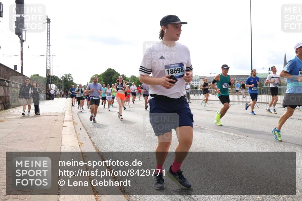 29.06.2025 - hella hamburg halbmarathon Lena Gebhardt http://msf.ph/oto/8429771 29.06.2025 10:19:46 Lombardsbrücke 6444, 18698, 7836, 4570, 1110, 1115, 1145, 1154, 1332, 1534, 1708, 2017, 2064, 2357, 2405, 2441, 2589, 2795, 2812, 2895, 2918, 2993, 2995, 3278, 3446, 3678, 4108, 4110, 4170, 4539, 4562, 4570, 4722, 4979, 5035, 5123, 5251, 5397, 5449, 5849, 5878, 6444, 6796, 6797, 6872, 6874, 6939, 7137, 7143, 7248, 7249, 7519, 7808, 7836, 7917, 8146, 8387, 8427, 8537, 8575, 9856, 10039, 10349, 10540, 10594, 10622, 11028, 11036 meine-sportfotos.de