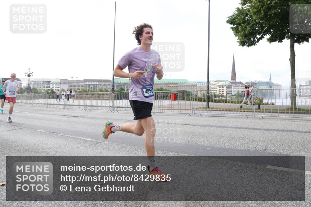 29.06.2025 - hella hamburg halbmarathon Lena Gebhardt http://msf.ph/oto/8429835 29.06.2025 10:07:24 Lombardsbrücke 10700, 4550, 1893, 2032, 2136, 3922, 4262, 4502, 4550, 5242, 5845, 5899, 6196, 6517, 6518, 6707, 6713, 6715, 6833, 7019, 7503, 8744, 9338, 9967, 10212, 10283, 10700, 11758, 12378, 12550, 15051, 15673, 16554, 17062, 17895, 18218, 18316, 18721, 19134 meine-sportfotos.de