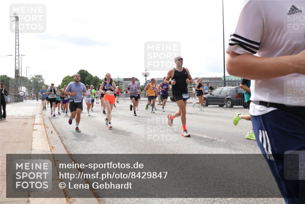 29.06.2025 - hella hamburg halbmarathon Lena Gebhardt http://msf.ph/oto/8429847 29.06.2025 10:19:47 Lombardsbrücke 6444, 3672, 8427, 1110, 1115, 1145, 1154, 1332, 1534, 1708, 2017, 2064, 2357, 2405, 2441, 2589, 2795, 2812, 2895, 2918, 2993, 2995, 3278, 3446, 3678, 4108, 4110, 4170, 4539, 4562, 4570, 4722, 4979, 5035, 5123, 5251, 5397, 5449, 5849, 5878, 6444, 6796, 6797, 6872, 6874, 6939, 7137, 7143, 7248, 7249, 7519, 7808, 7836, 7917, 8146, 8387, 8427, 8537, 8575, 8738, 9856, 10039, 10349, 10540, 10594, 10622, 10701, 11028, 11036 meine-sportfotos.de