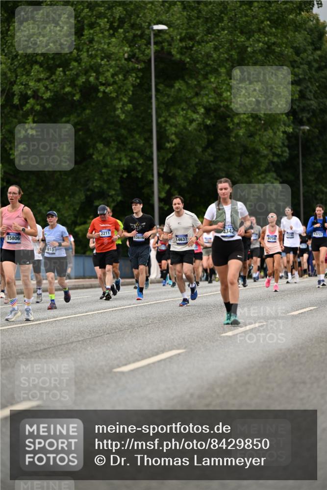 29.06.2025 - hella hamburg halbmarathon Dr. Thomas Lammeyer http://msf.ph/oto/8429850 29.06.2025 10:51:44 Kennedybrücke 1555, 1593, 1618, 2211, 2500, 2556, 2981, 3277, 3339, 3823, 4325, 4342, 5700, 5895, 6995, 7240, 7827, 7960, 8131, 8541, 9092, 9743, 9758, 10511, 11276, 11378 meine-sportfotos.de