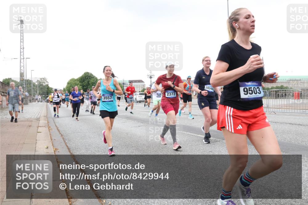 29.06.2025 - hella hamburg halbmarathon Lena Gebhardt http://msf.ph/oto/8429944 29.06.2025 10:54:06 Lombardsbrücke 12611, 3557, 2372, 18348, 9503, 1017, 1263, 1687, 1744, 1753, 1762, 1779, 1789, 1822, 2079, 2372, 2600, 2761, 2854, 3055, 3079, 3187, 3188, 3249, 3364, 3465, 3467, 3557, 4323, 4685, 4720, 4801, 4838, 5157, 5309, 5430, 5514, 5804, 5817, 5856, 5898, 5964, 6039, 6192, 6273, 6468, 6583, 6913, 6987, 6988, 7039, 7498, 7614, 7670, 7874, 7946, 8801, 8803, 8867, 8924, 9138, 9203, 9503, 9531, 9572, 9771, 10207, 11354, 11390, 11785 meine-sportfotos.de