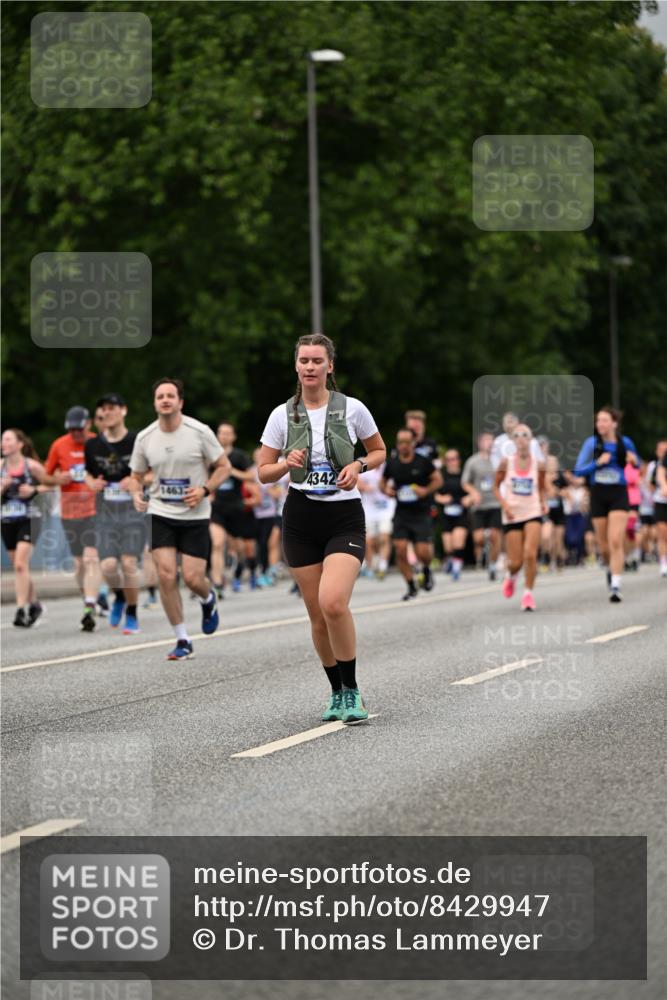 29.06.2025 - hella hamburg halbmarathon Dr. Thomas Lammeyer http://msf.ph/oto/8429947 29.06.2025 10:51:46 Kennedybrücke 1073, 1555, 1593, 1618, 2211, 2320, 2491, 2500, 2556, 2981, 3277, 3823, 4325, 4342, 5700, 5895, 7240, 7827, 8158, 9092, 9743, 9758, 10511, 11276, 11378 meine-sportfotos.de