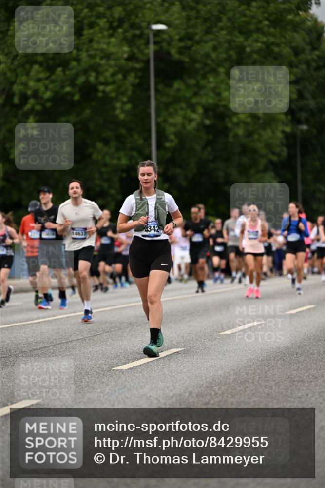 29.06.2025 - hella hamburg halbmarathon Dr. Thomas Lammeyer http://msf.ph/oto/8429955 29.06.2025 10:51:46 Kennedybrücke 1073, 1555, 1593, 1618, 2211, 2320, 2491, 2500, 2556, 2981, 3277, 3823, 4325, 4342, 5700, 5895, 7240, 7827, 8158, 9092, 9743, 9758, 10511, 11276, 11378 meine-sportfotos.de