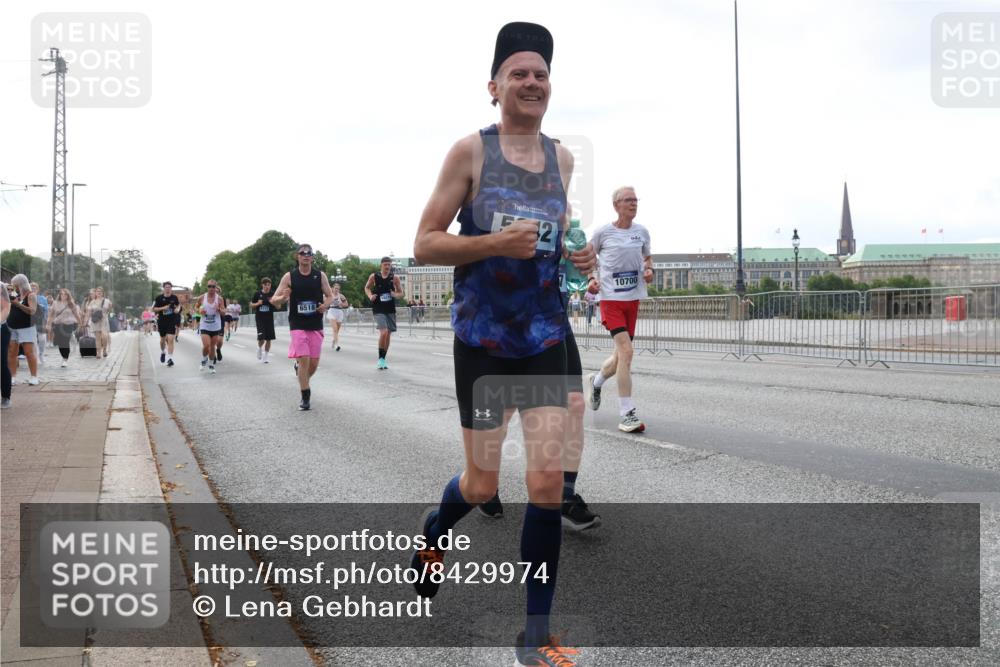 29.06.2025 - hella hamburg halbmarathon Lena Gebhardt http://msf.ph/oto/8429974 29.06.2025 10:07:26 Lombardsbrücke 6518, 10700, 1173, 1893, 2032, 2136, 2190, 3922, 4262, 4502, 4550, 5242, 5899, 6196, 6517, 6518, 6707, 6713, 6715, 6833, 7019, 7503, 8744, 9338, 9967, 10212, 10283, 10700, 11758, 12378, 12550, 15051, 15673, 16241, 17062, 17895, 18218, 18316, 18721, 19134 meine-sportfotos.de